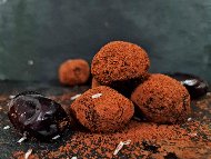 Рецепта Лесни и бързи здравословни бонбони с фурми, кокосови стърготини и натурално какао